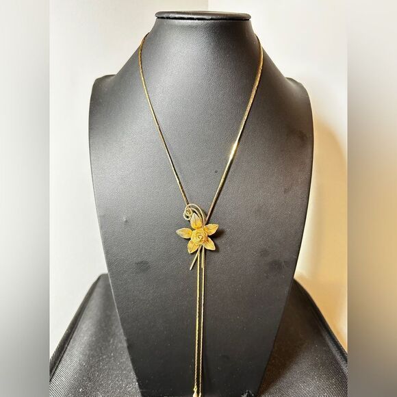 Up to 29" long beautiful VTG gold tone metal flower bolero necklace! - Picture 13 of 13